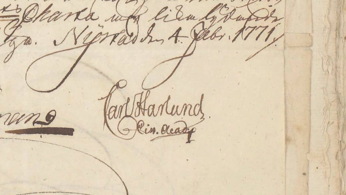 Vanhaa koristeellista käsinkirjoitettua tekstiä kellastuneella paperilla. Tekstin alla Carl Harlundin allekirjoitus.