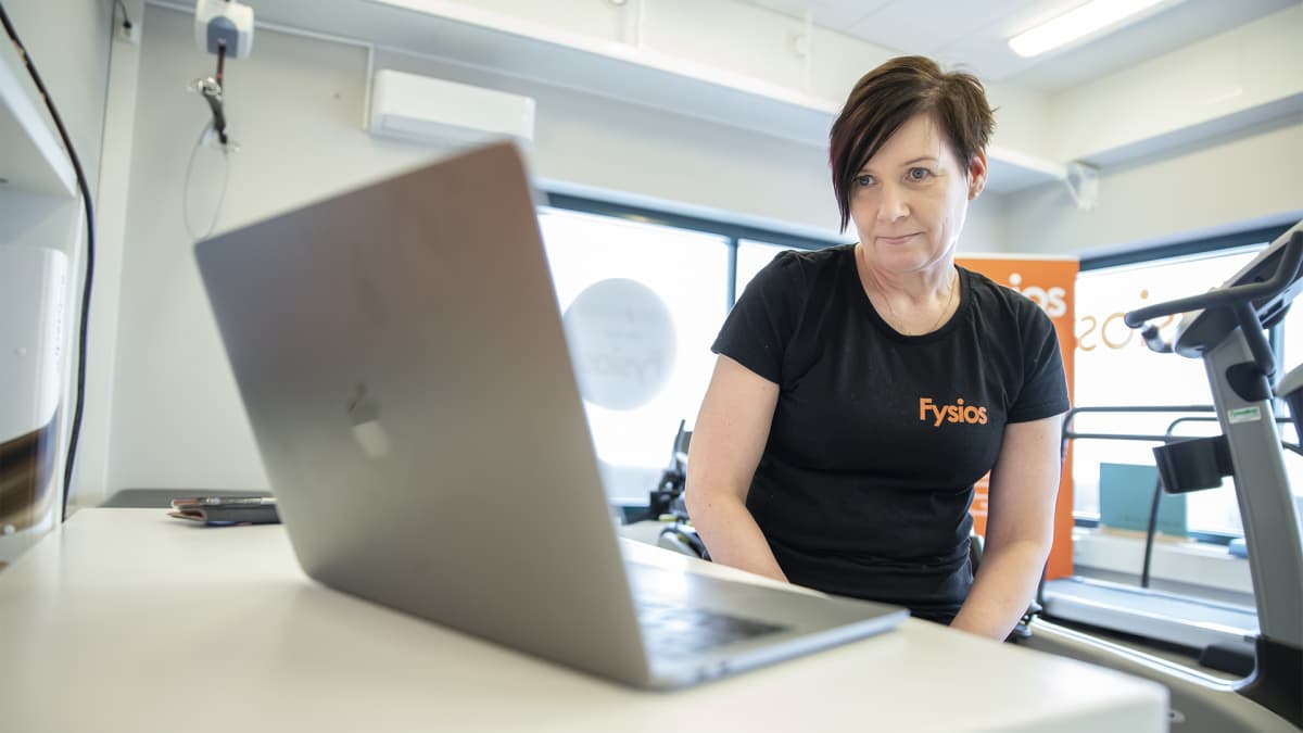 Fysioterapeutti Carita Nikkari tarkkailee tietokoneen ruutua.