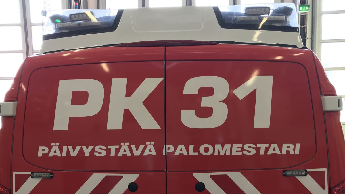 Pohjois-Karjalan pelastuslaitoksen päivystävän palomestarin auto parkkihallissa takaapäin kuvattuna.