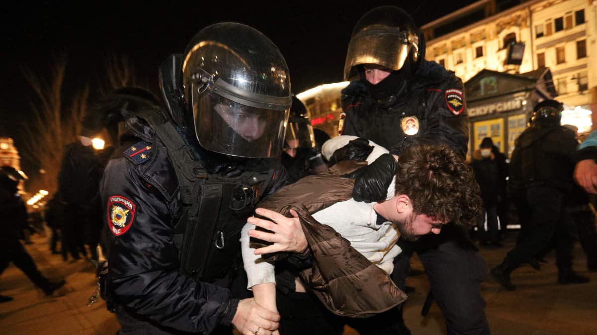 Poliisit pidättivät mielenosoittajan Ukrainan sodan vastaisessa mielenosoituksessa Pietarin keskustassa 27.2.2022.