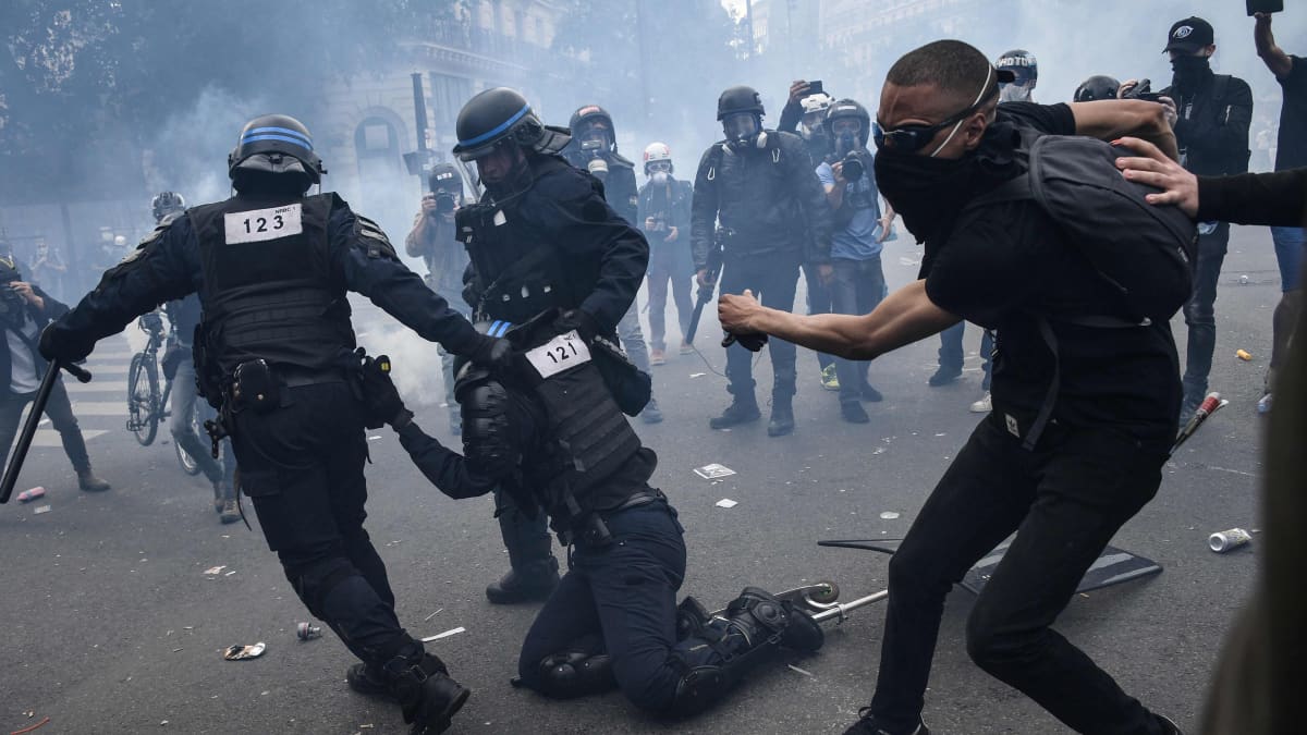 Poliisi käytti kyynelkaasua mielenosoittajia vastaan Pariisissa | Yle  Uutiset