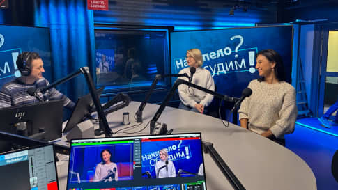 mies ja kaksi naista radiostudiossa
