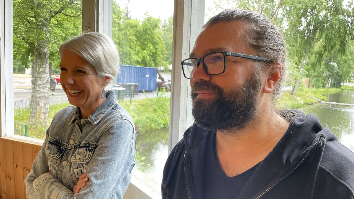 Seinäjoen kaupunginteatterin taiteellinen johtaja Pauliina Salonius ja ohjaaja Mikko Kouki seuraavat Törnävän kesäteatterin harjoituksia.
