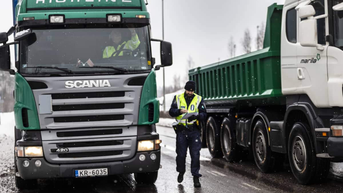 vanhempi konstaapeli Kimmo Savola tekee ratsiaa rekalle
