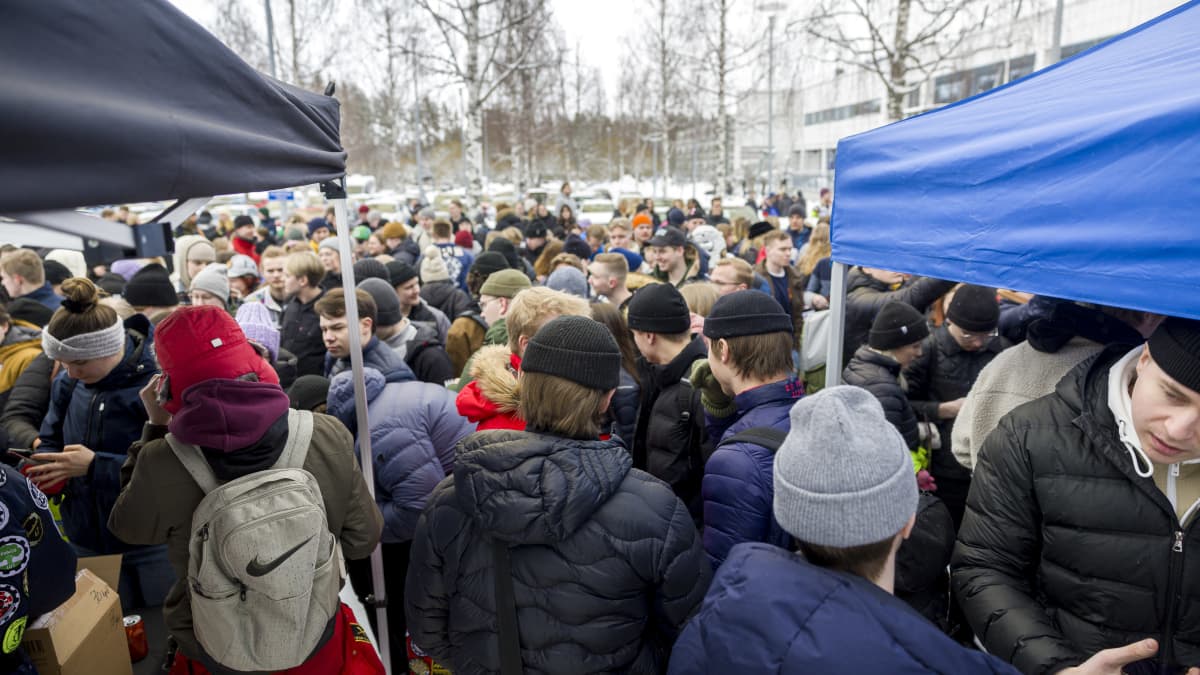 Opiskelijat varmistivat vapputapahtumien pääsyliput valvomalla yön  kampuksella Oulussa – teekkariopiskelijoiden vuoden tärkein juhla lähenee