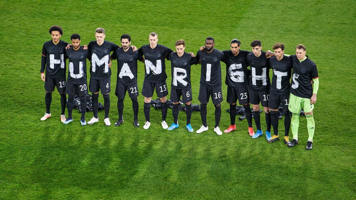 Saksan jalkapallomaajoukkueen pelaajat muodostavat sanaparin Human rights, ihmisoikeudet, paitoihin merkityillä kirjaimilla.
