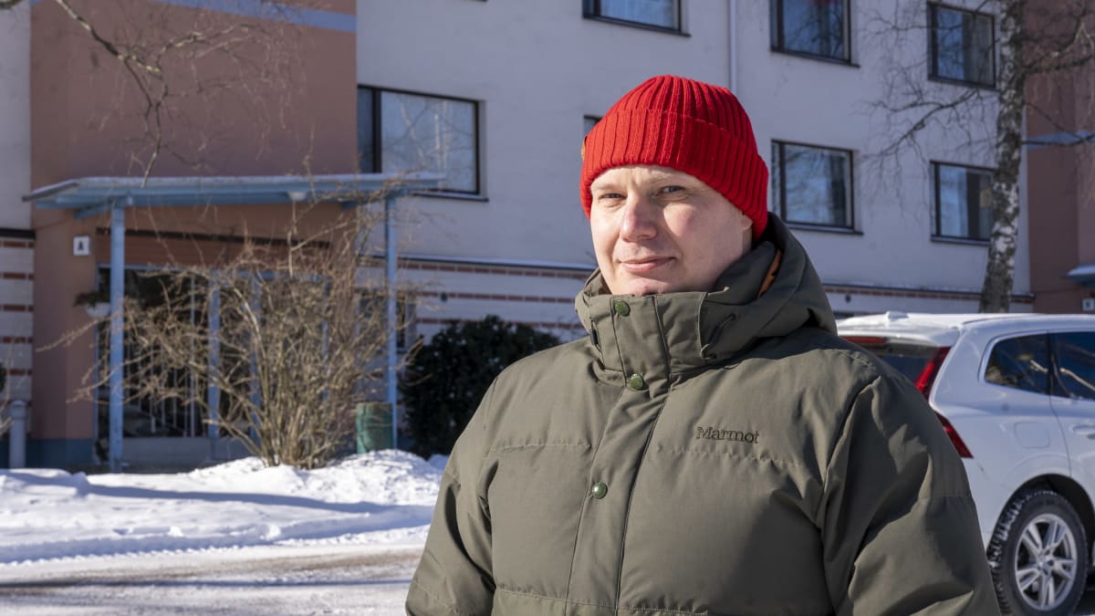 Vantaalainen Lasse Mäkinen taloyhtiönsä parkkipaikalla puolilähikuvassa.