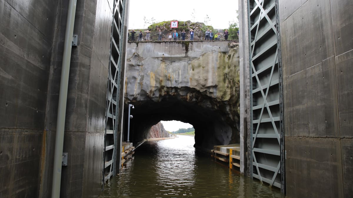 Kimolan kanavan sulusta näkymä tunneliin alaportti avautuneena.