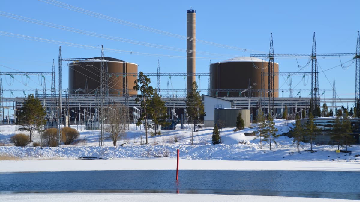 Lovisa kärnkraftverk. Två runda reaktorbyggnader invid havet. Det är snö på marken.