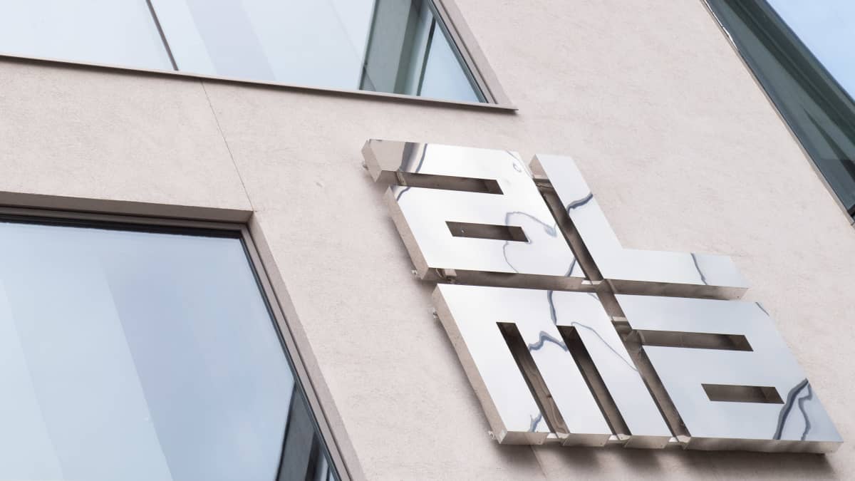 Alma median logo seinässä.