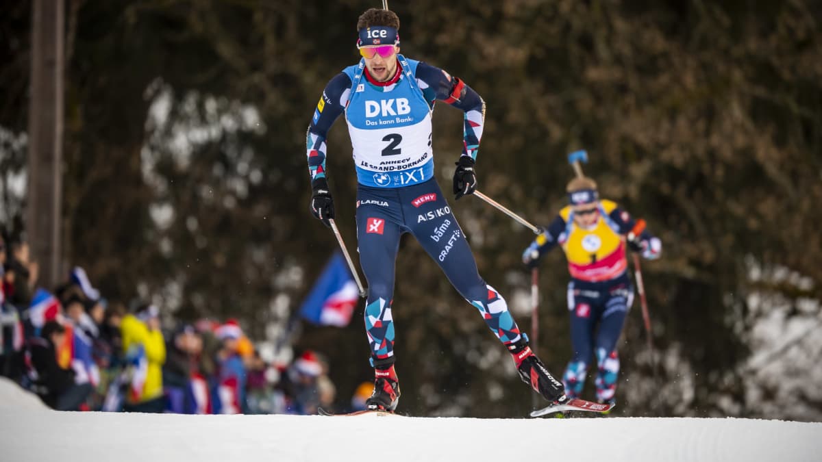 Norjan Sturla Holm Lägreid kisaa ampumahiihdon maailmancupissa Ranskan Annecyssa.