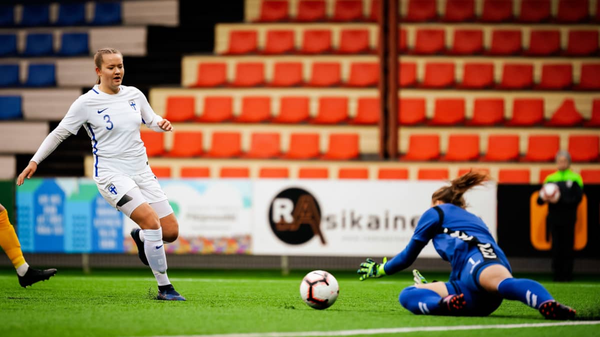 Jenna Topra (vas.) onnistui maalinteossa syksyllä 2019, kun Suomen U19-joukkue voitti EM-karsinnoissa Liettuan.