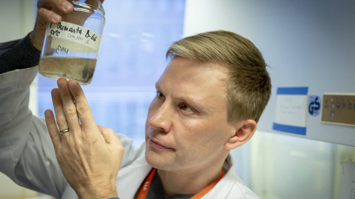 Joosu Kuivanen kehittää muovia syöviä mikrobeja.