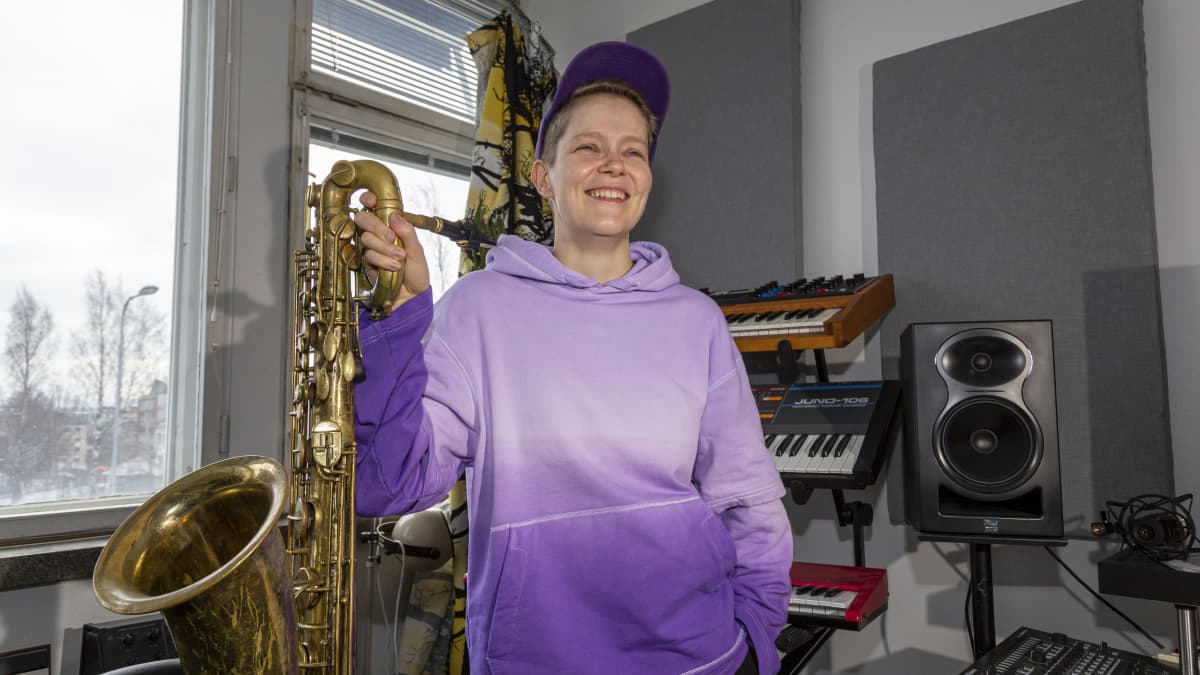 Saksofonisti Linda Fredriksson soittimineen työhuoneellaan.