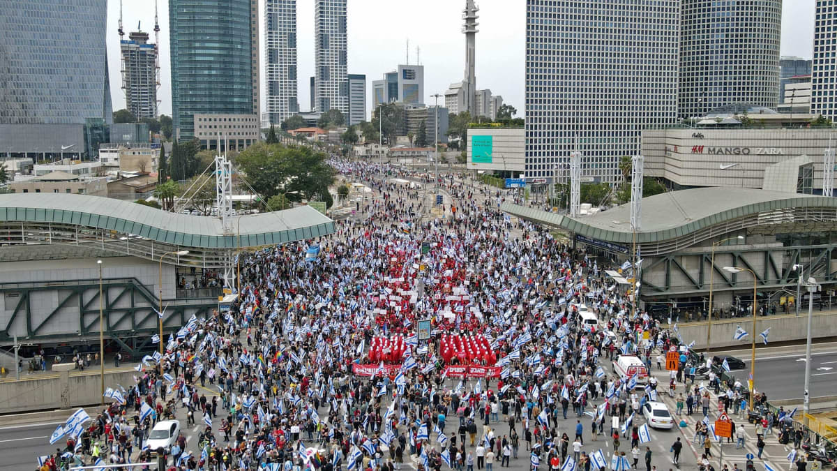 Ilmakuvassa mielenosoittajat marssivat mielenosoitusten aikana Tel Avivissa 23. maaliskuuta.