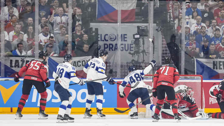 Valtteri Puustinen laukoo Suomelle toisen maalin Kanadaa vastaan jääkiekon MM-kisoissa 2024.