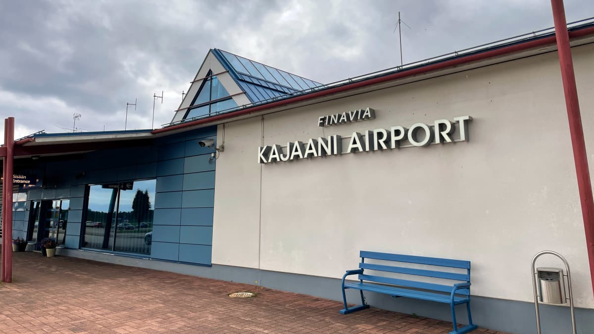 Kajaanin lentoasemarakennus, seinässä valomainoksen teksti "Finavia" ja "Kajaani airport".
