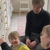 Harjun perhe harjoittelee koltansaamea lapsensa Kiurelin kanssa. 