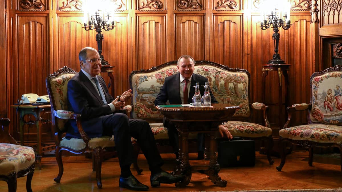 Lavrov ja Makei istumassa sohvaryhmässä.
