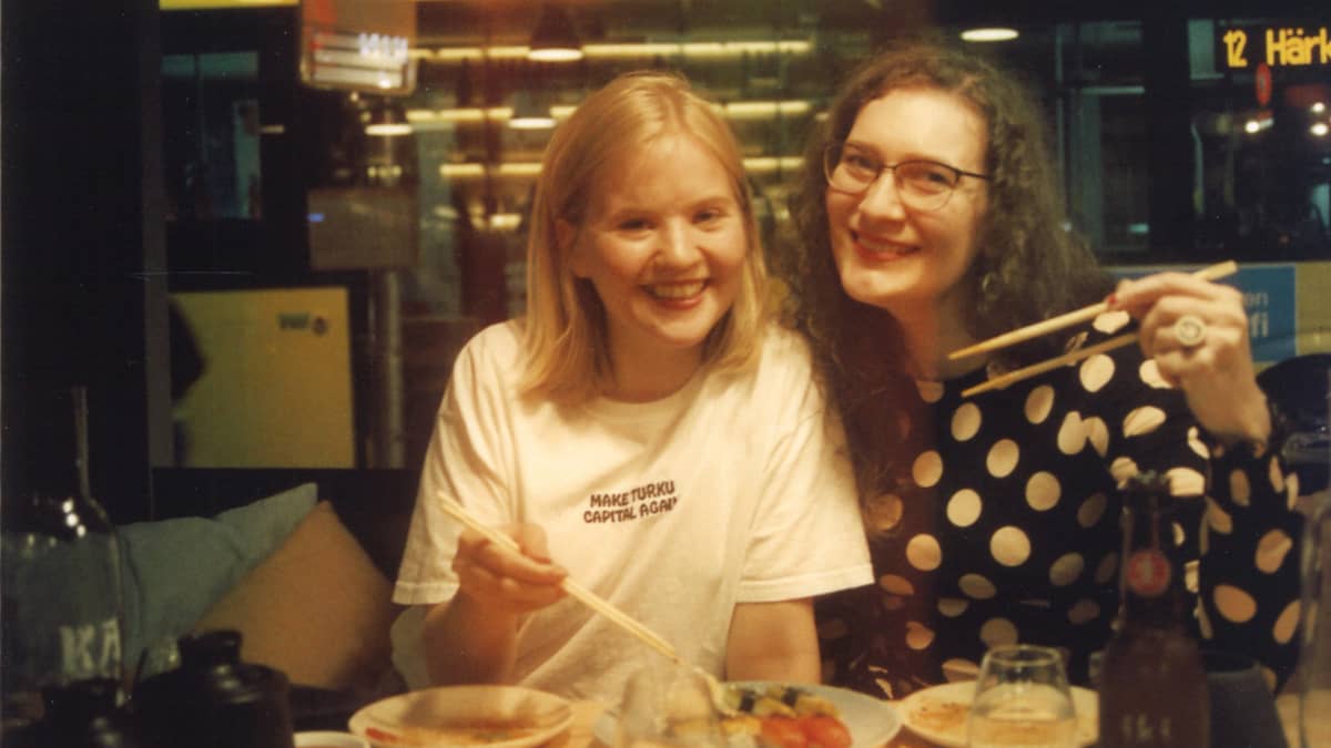 Heidi Puomisto ystävänsä Ave Tikkasen kanssa ravintolassa.