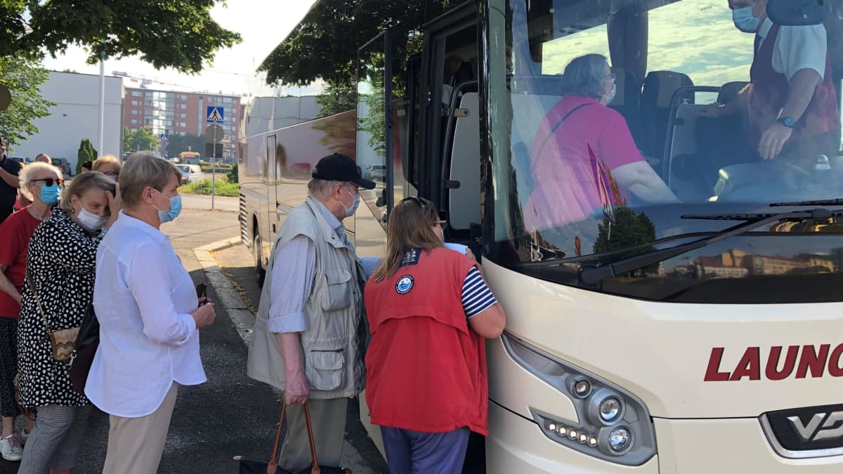 Matkailijoita menossa Launokorven bussiin Turun linja-autoasemalla.