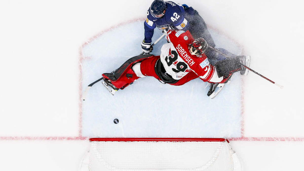 Kasperi Kapanen veivasi kiekon maaliin.