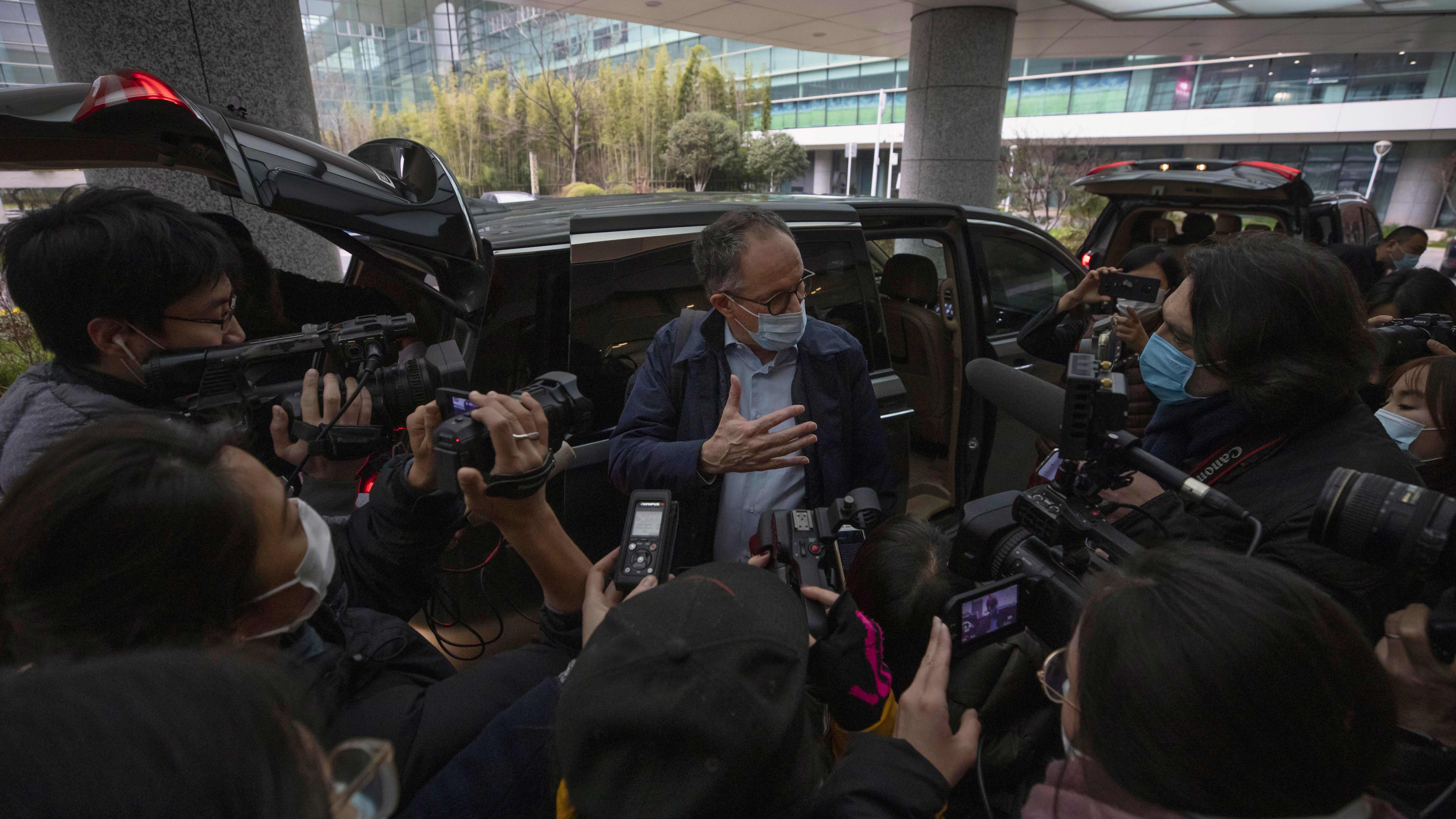 Peter Ben Embarek, WHO:n tutkimusryhmän johtaja, puhui toimittajille Wuhanin lentokentällä keskiviikkona.