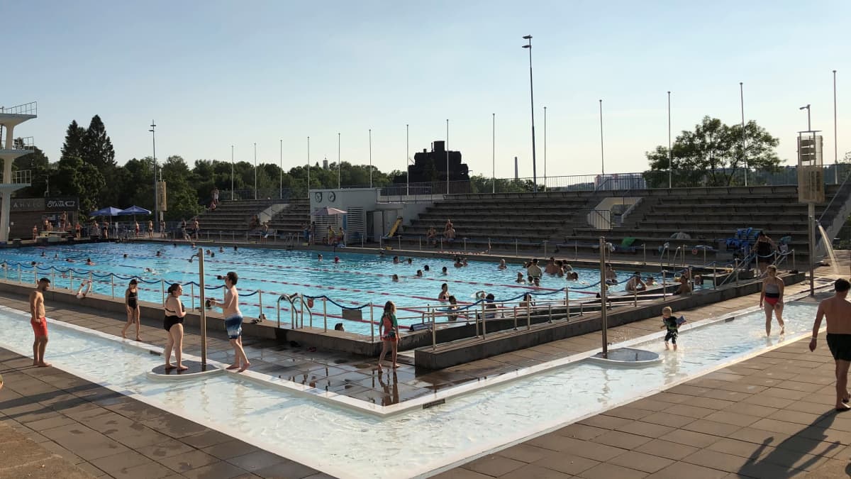 Uimareita ja vesijuoksijoita Samppalinnan maauimalassa heinäkuussa 2021.. 