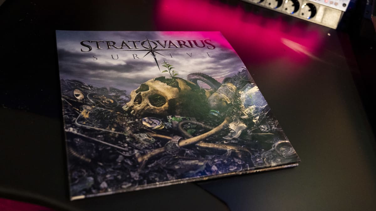 Stratovariuksen uusi levy vinyylipainoksena pöydällä.