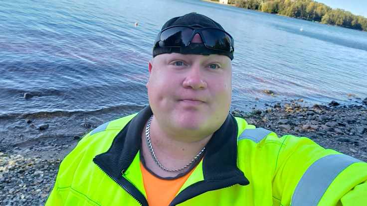 Elokapinan lakkauttamista esittäneen aloitteen alullepanija Jarkko Laukkanen seisoo järven rannassa.