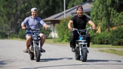 Biisonimafian Kai Rinkinen ja Janne Kaperi ajavat mopoilla.