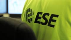 ESE-logo Etelä-Savon Energian työntekijän takin selässä.