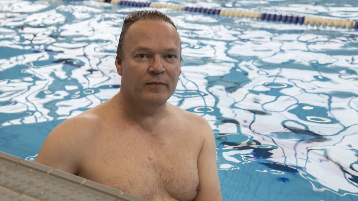 Kuvassa Vesa Vatanen lpirkkolan uimahallissa