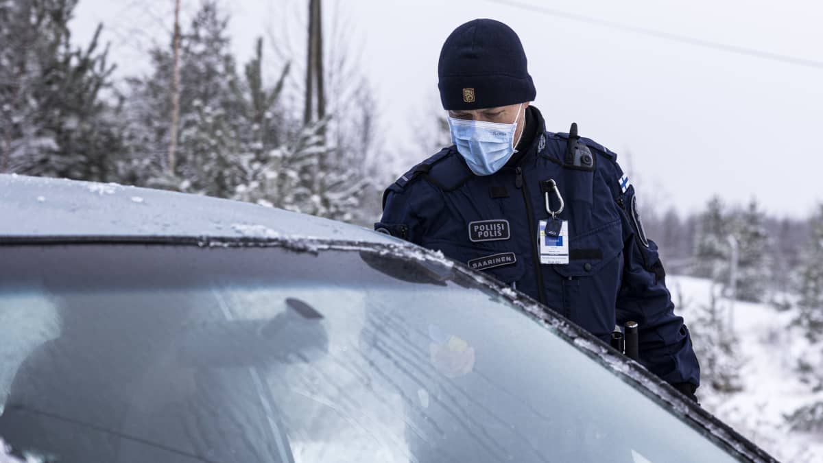 Kuvituskuvia poliiisipartiosta talvisessa ympäristössä.