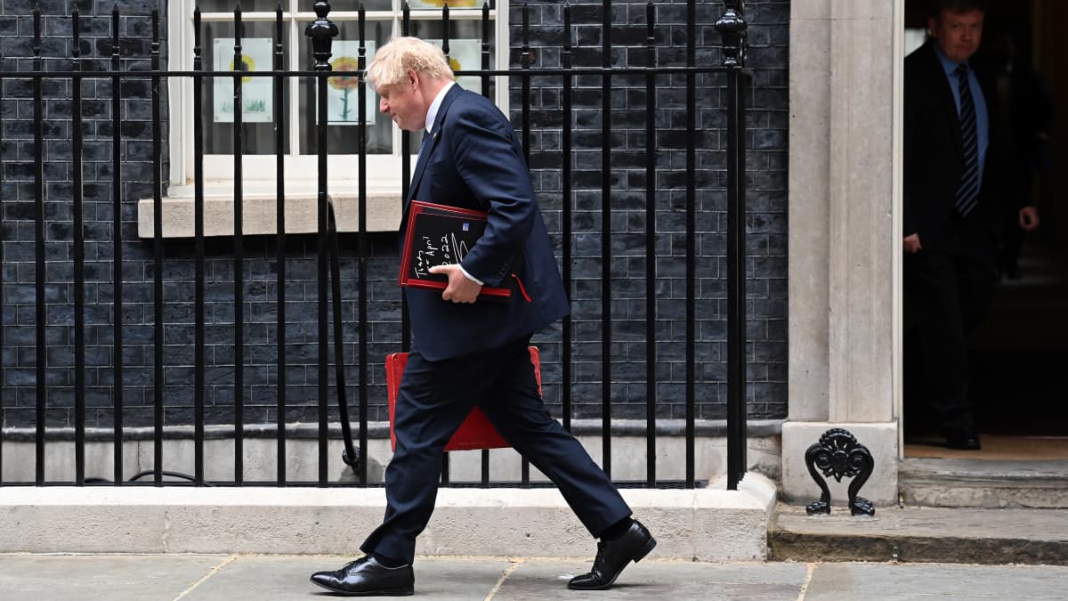 Boris Johnson kävelemässä Downing streetillä salkku kädessään
