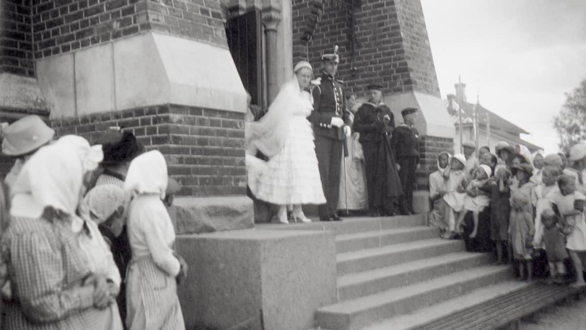 Hääpari Nikolai Østgaard ja Ragni Gullichsen Kotkan evakelisluterilaisen kirkon portailla 22.7.1916.