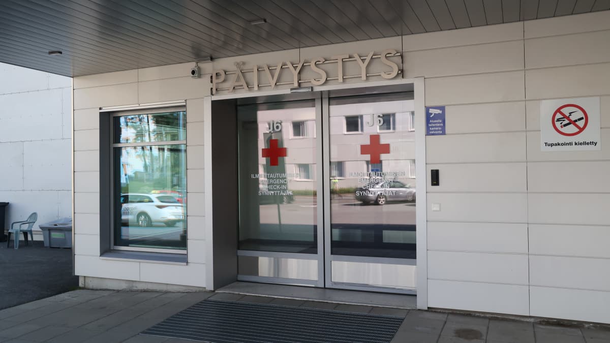 Pohjois-Karjalan keskussairaalan päivystyksen ulko-ovi Joensuussa.