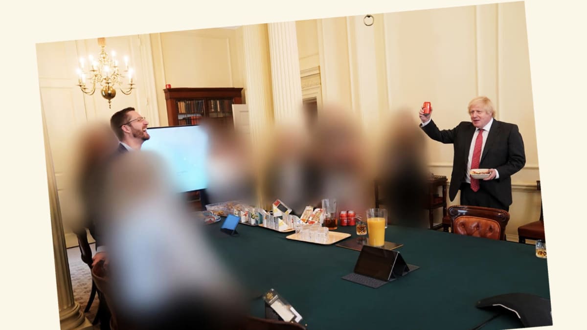 Kuvankaappaus kuvasta, jossa Boris Johnson nostaa tölkkiä pöydän ääressä. Kuvasta on sumennettu henkilöitä.