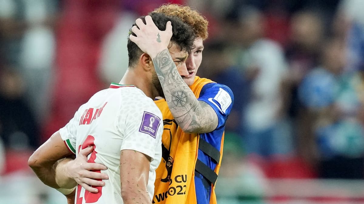 USA:n jalkapallomaajoukkueen Josh Sargent (oik.) lohdutti itkevää iranilaispelaajaa Ramin Rezaeiania, kun USA oli voittanut Iranin MM-kisoissa Qatarissa marraskuussa 2022.