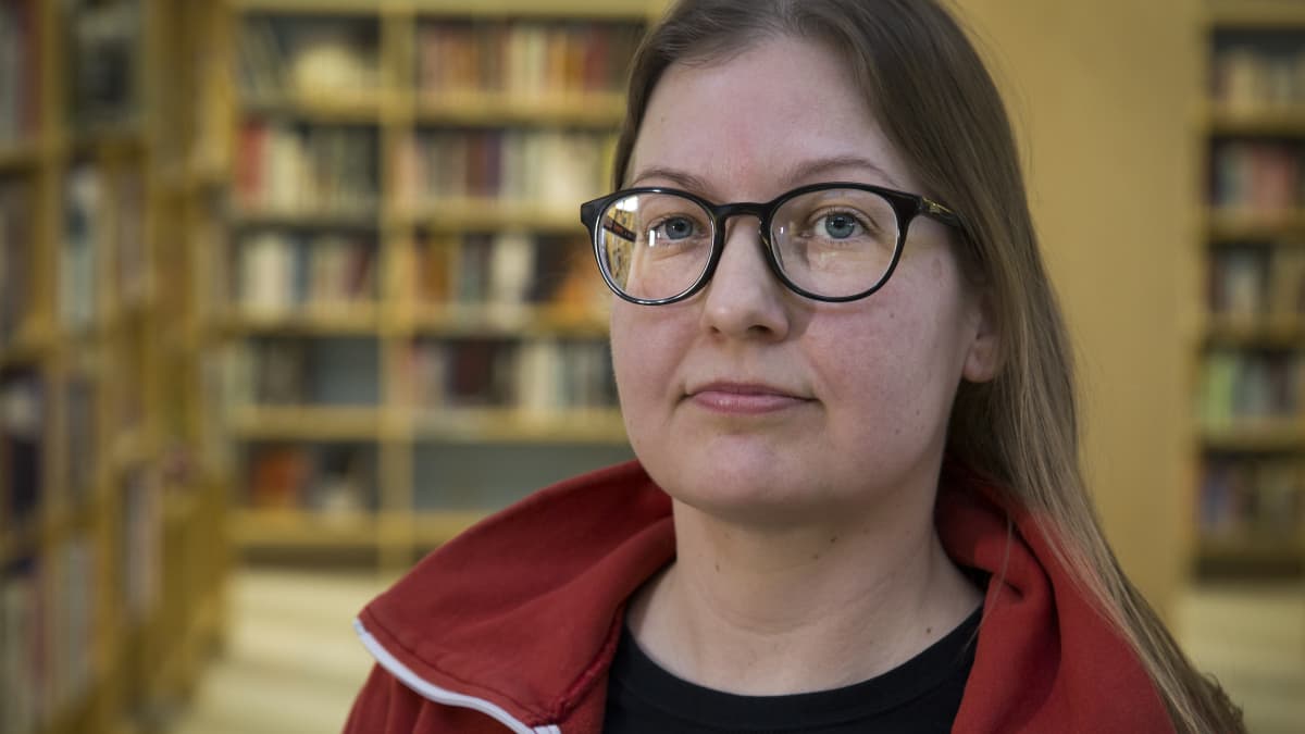 Kirjastopalvelupäällikkö Katariina Lauronen  Kauklahden kirjastossa