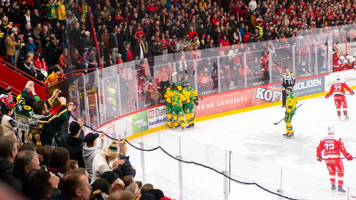 Ilves juhlii.