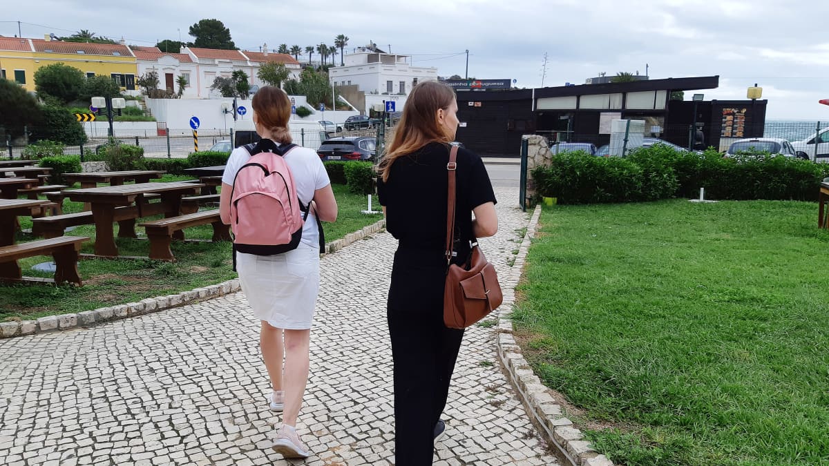 Kati ja Milja kävelevät ulkona Portugalissa.
