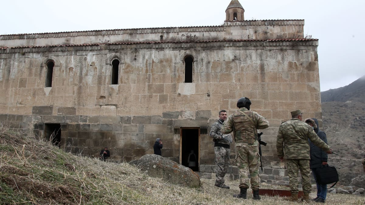 Azerbaižanilainen sotilas Agaogalan Luostarin edessä