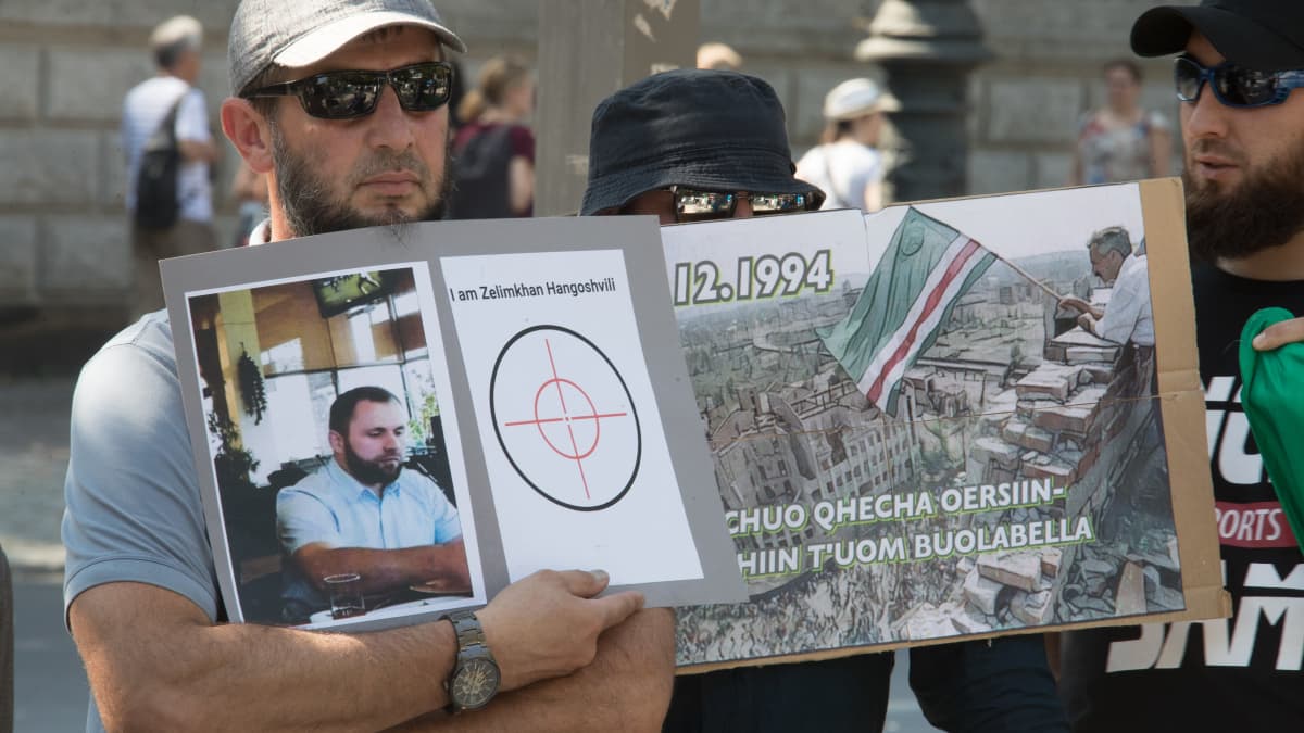 Mielenosoittaja pitelee murhatun Zelimhan Hangošvilin kuvaa.