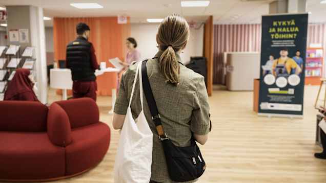Henkilö odottaa vuoroaan työllisyyspalveluiden toimistossa.