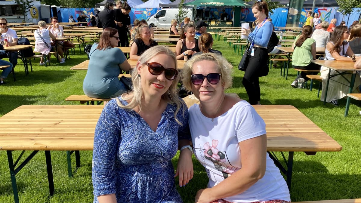 Kaksi festivaalivierasta, Heli Kärkkäinen ja Suvi Avonius Järvenpää soi -tapahtumassa.