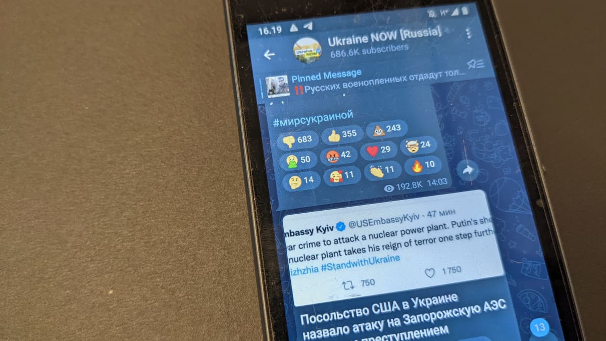 Foto av en mobilskärm som visar en kanal på appen Telegram vid namn "Ukraine NOW [Russia]"