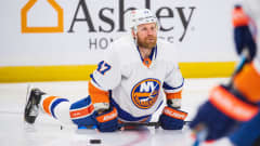 Leo Komarov pettyneenä jäällä Islandersin pudottua playoffeissa.
