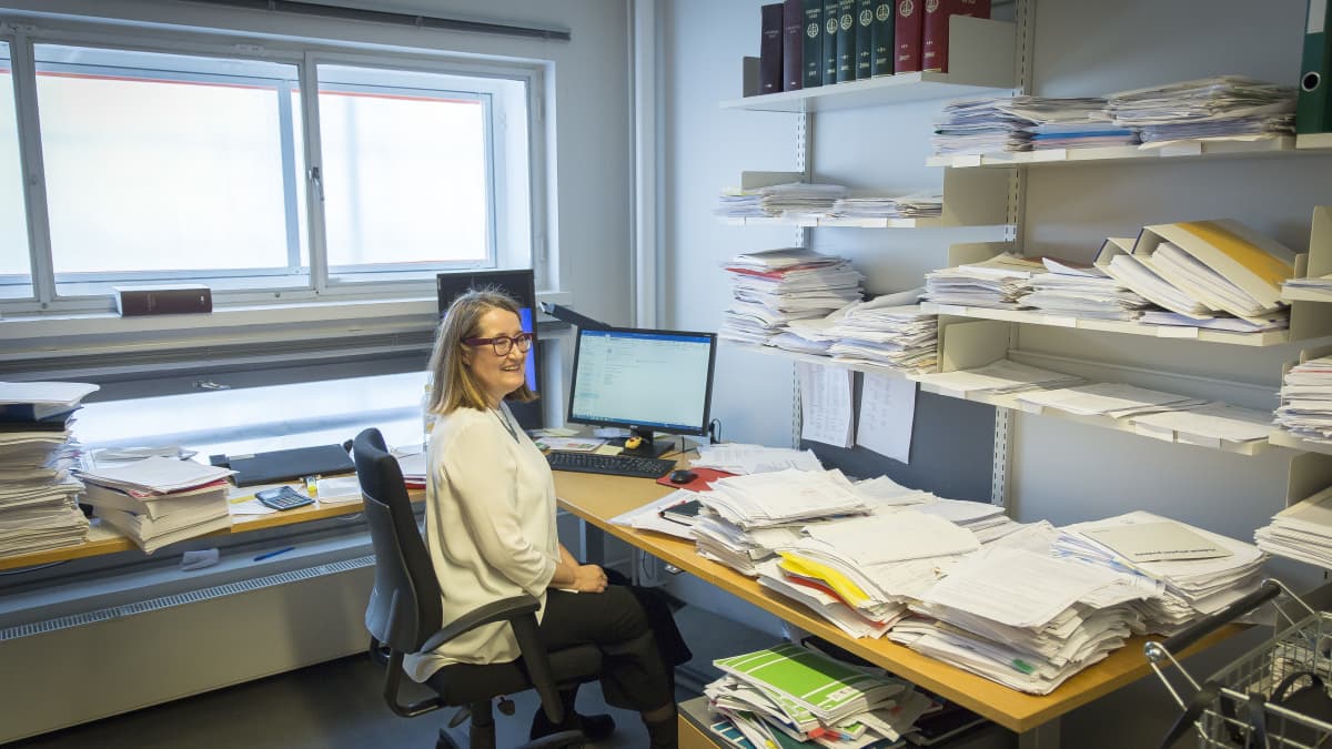 Käräjäoikeuden tuomari Minna Hällström työhuoneessaan.