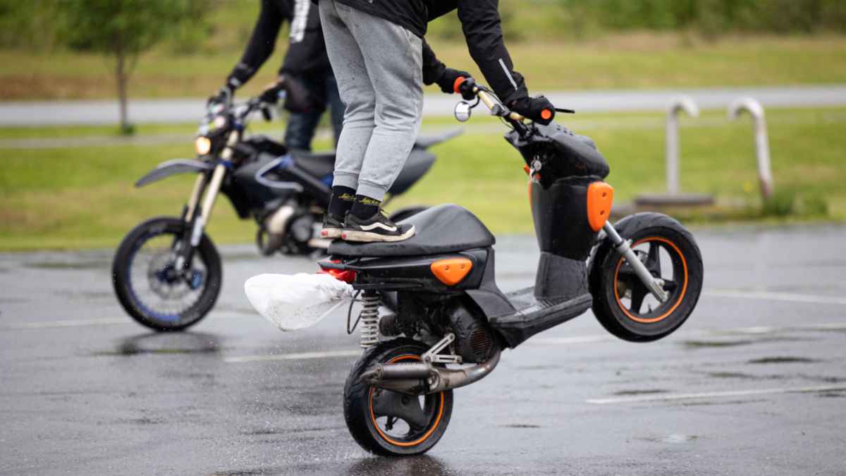 Nuoret keulivat mopoilla parkkipaikalla Imatralla.